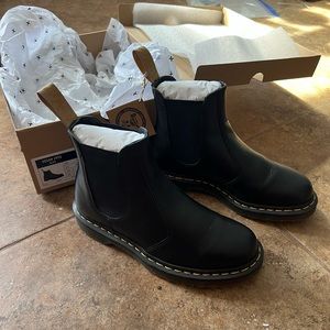 WOMENS SIZE 9 DOC MARTENS VEGAN 2976 FELIX CHELSEA BOOTS- LIKE NEW!